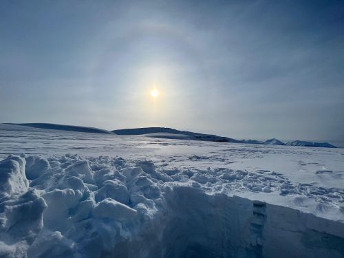 Vista del sito di campionamento dall'interno della trincea scavata per prelevare i campioni presso il ghiacciaio dell'Holtedahlfonna - isole Svalbard