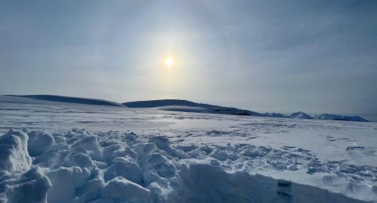 Vista del sito di campionamento dall'interno della trincea scavata per prelevare i campioni presso il ghiacciaio dell'Holtedahlfonna - isole Svalbard