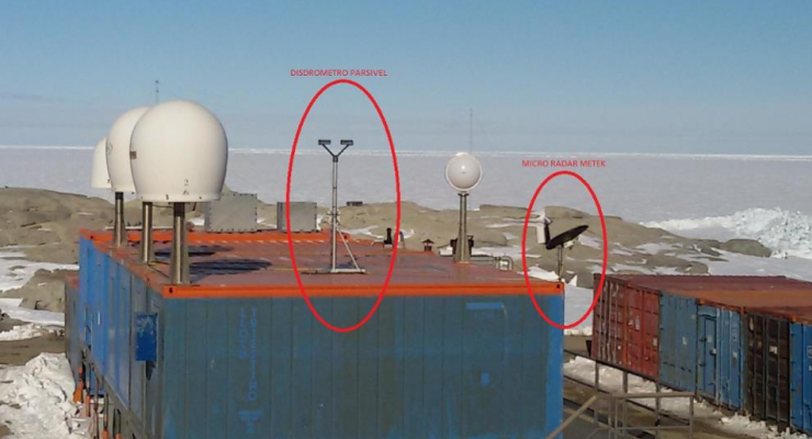 Strumenti  per studi di microfisica della precipitazione (in rosso) istallati su un container della stazione Mario Zucchelli in Antartide