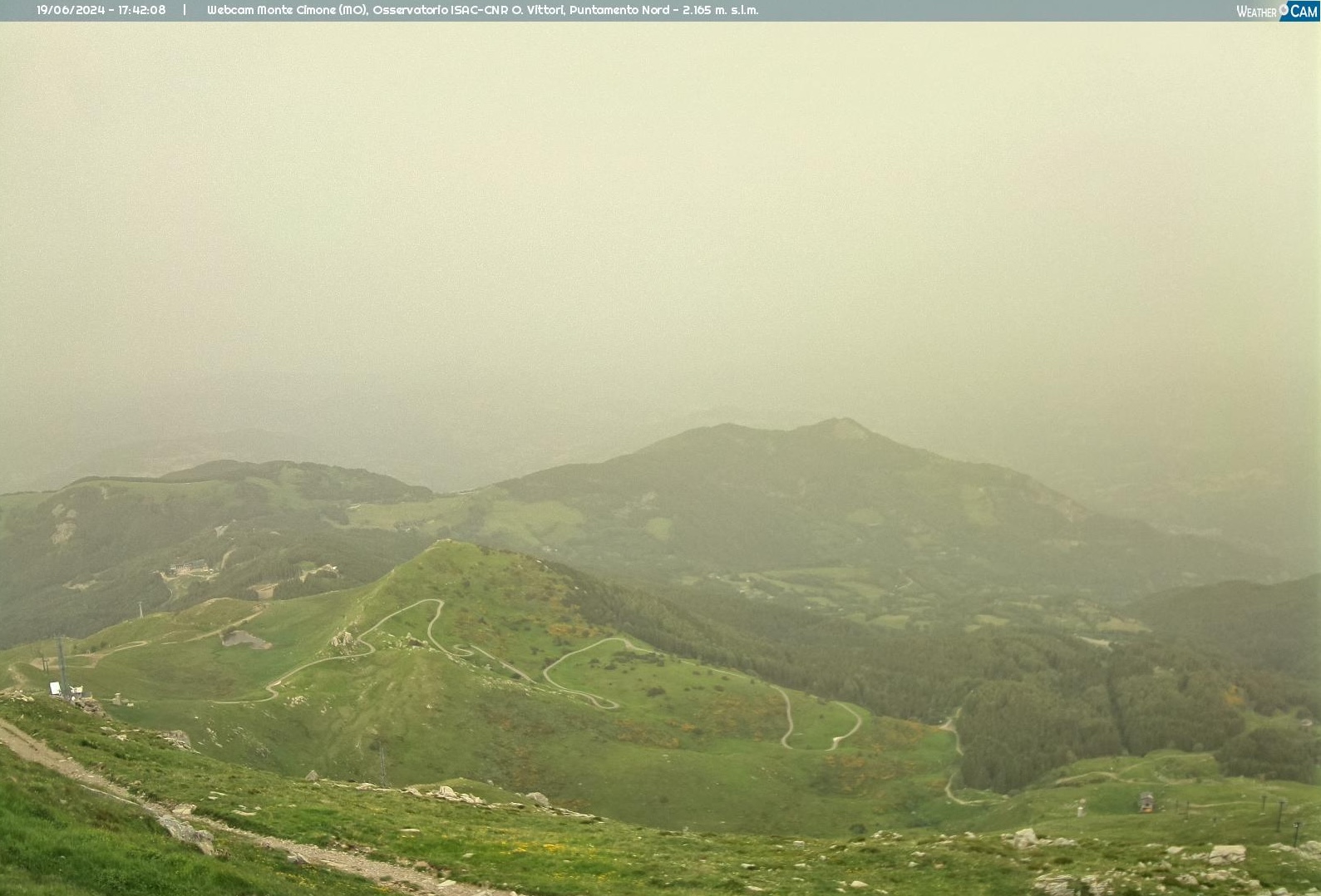 Pianura Padana con colore giallastro (Webcam Monte Cimone – 19 giugno 2024 17:42:08).